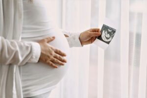 surrogacy in the us - surrogate mother with ultrasound