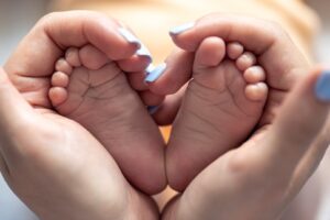selección de sexo del bebé en Albania - pies de bebé
