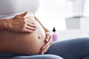 Surrogate pregnancy in the US - hand